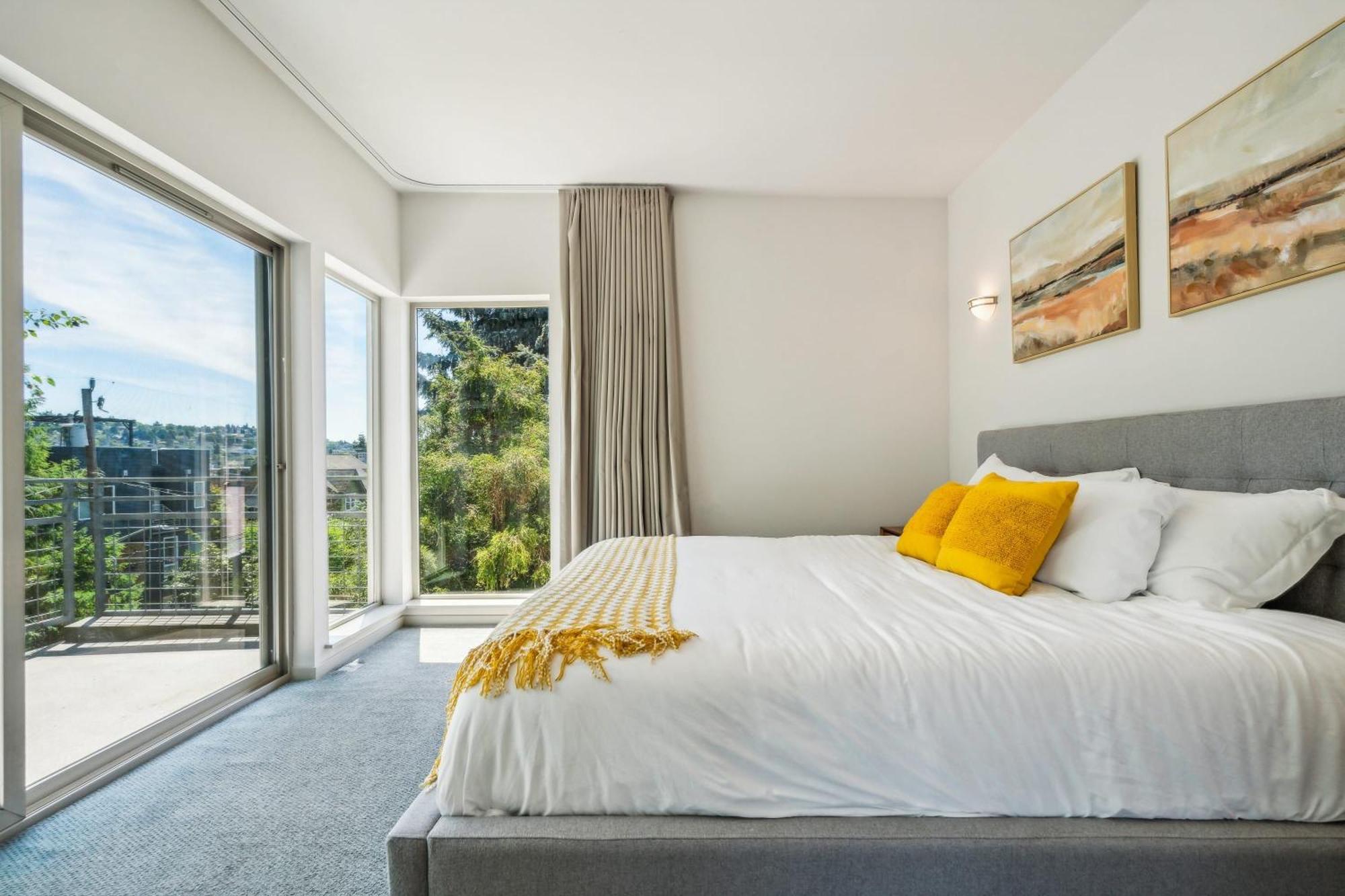 3-story With Private Balcony Holiday home *