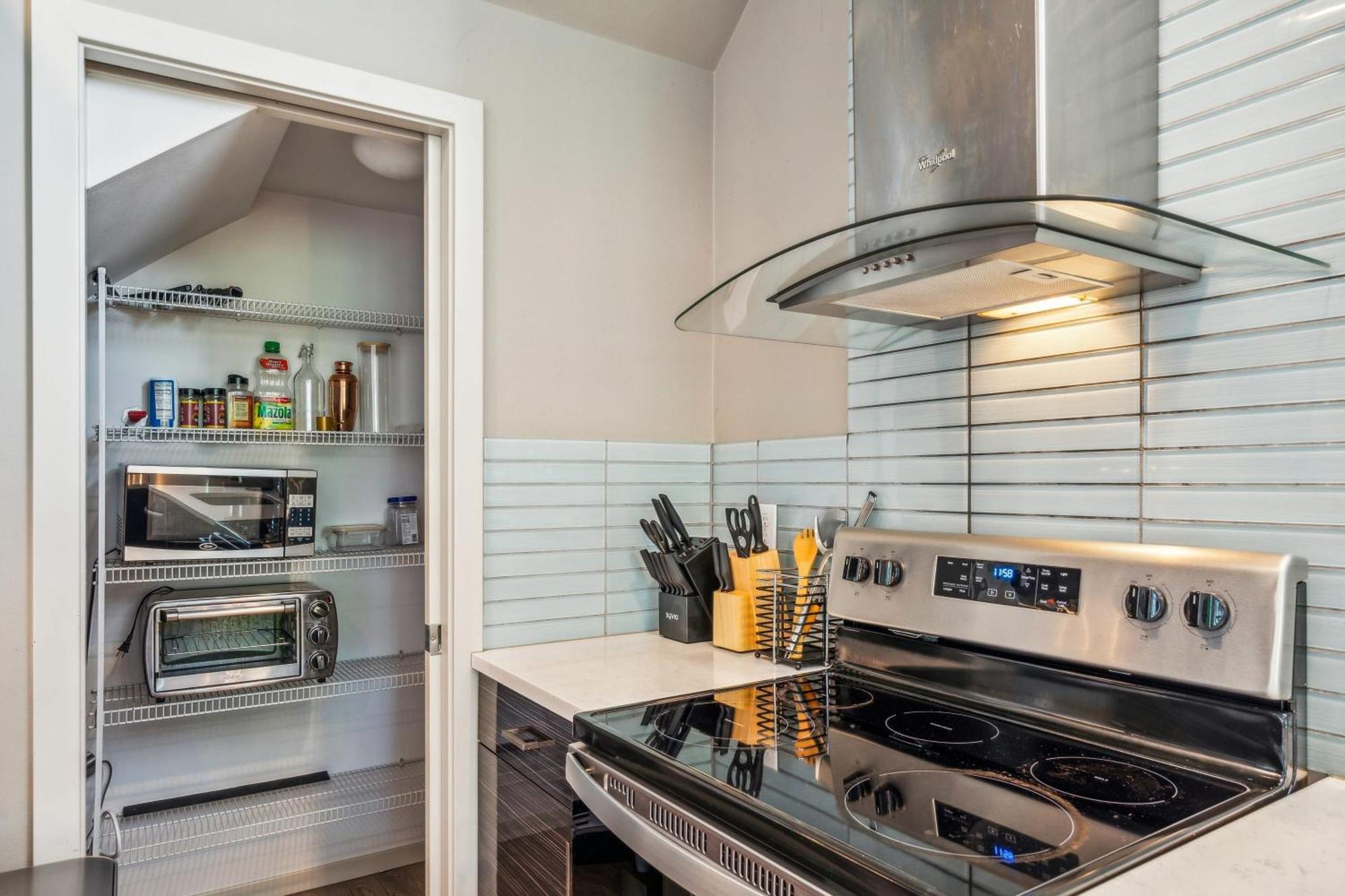 3-story With Private Balcony Holiday home Seattle