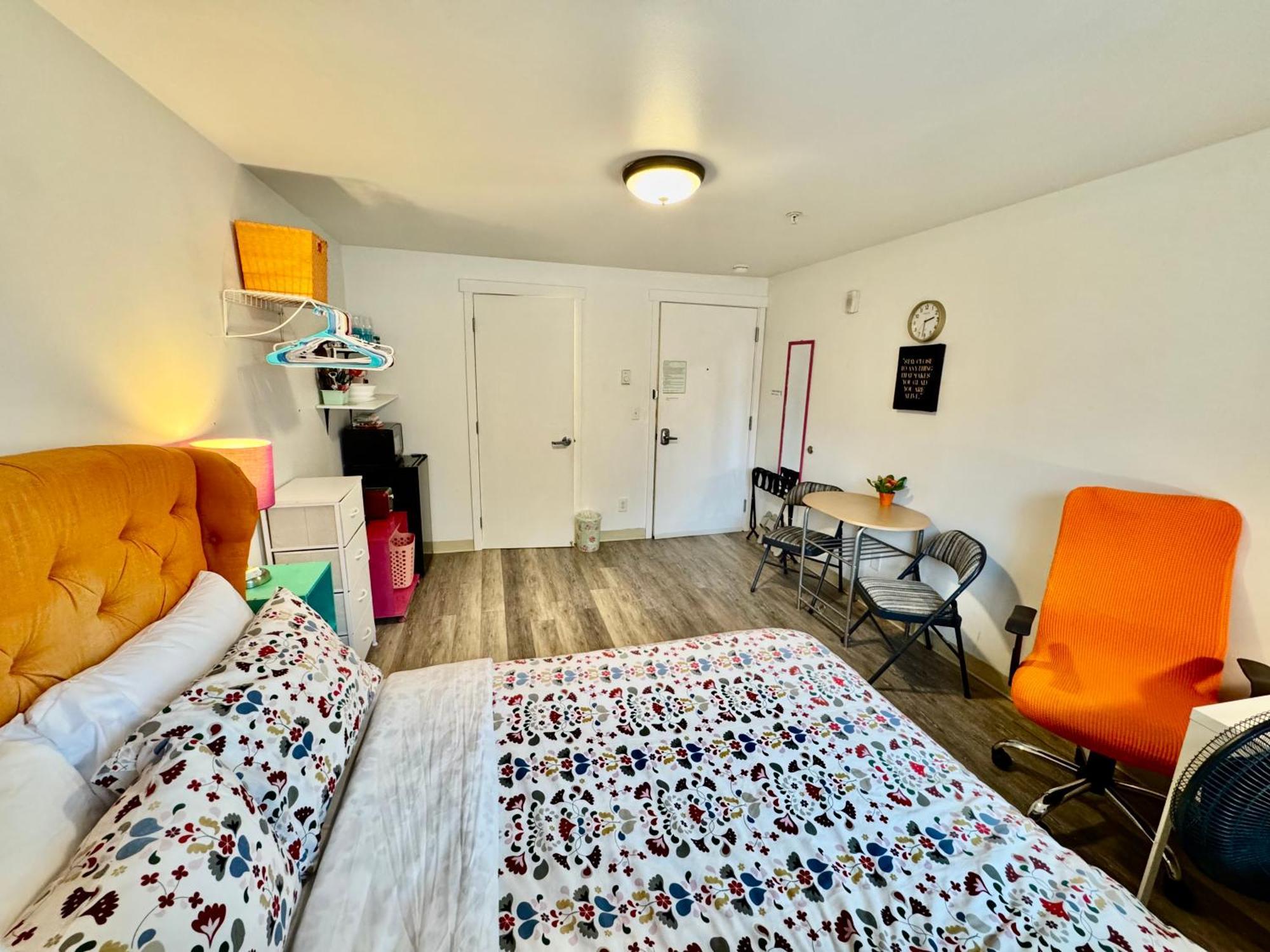 Micro In District- 10 Mins Walk To Of Wa Apartment *