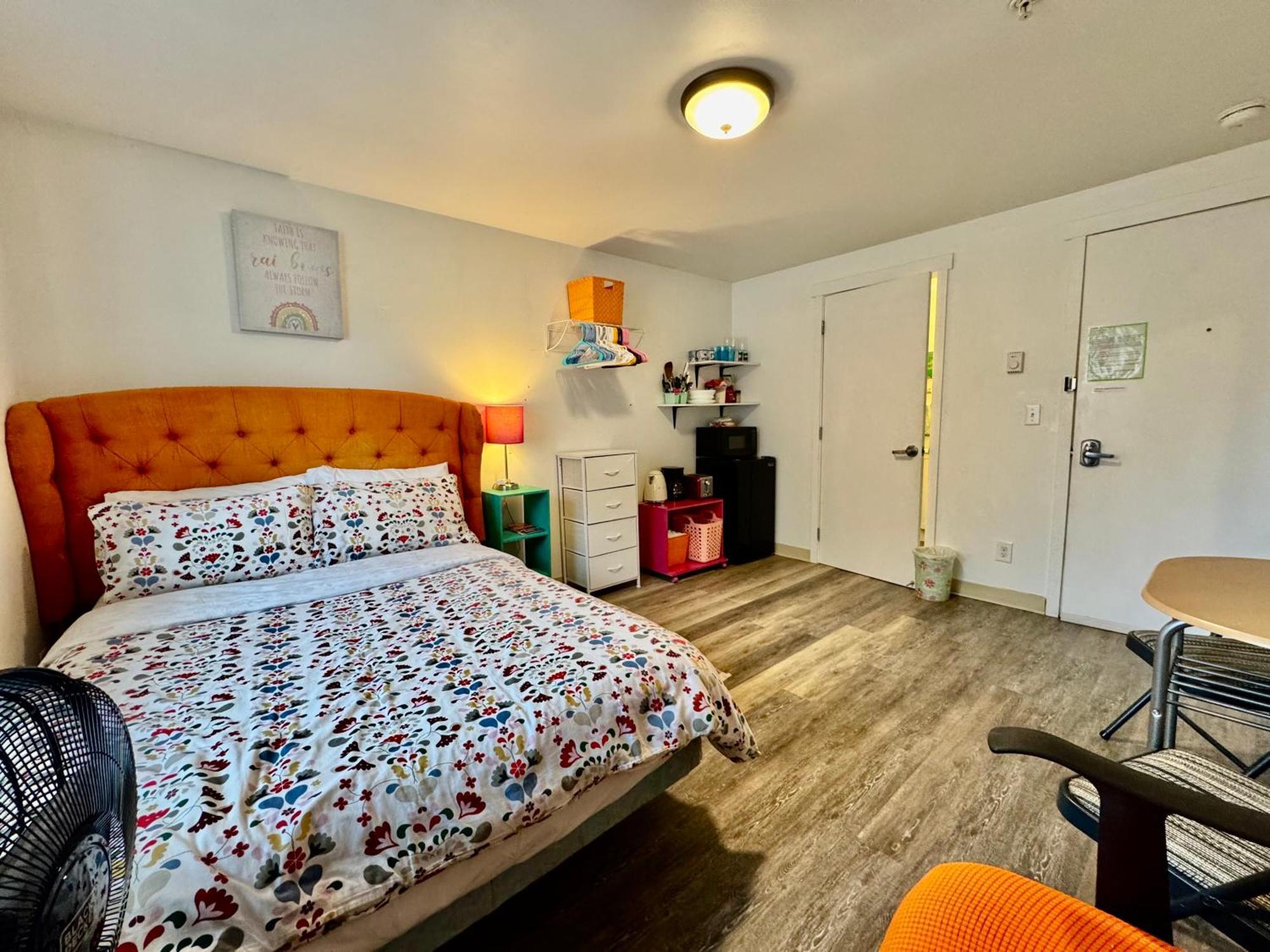 Micro In District- 10 Mins Walk To Of Wa Apartment