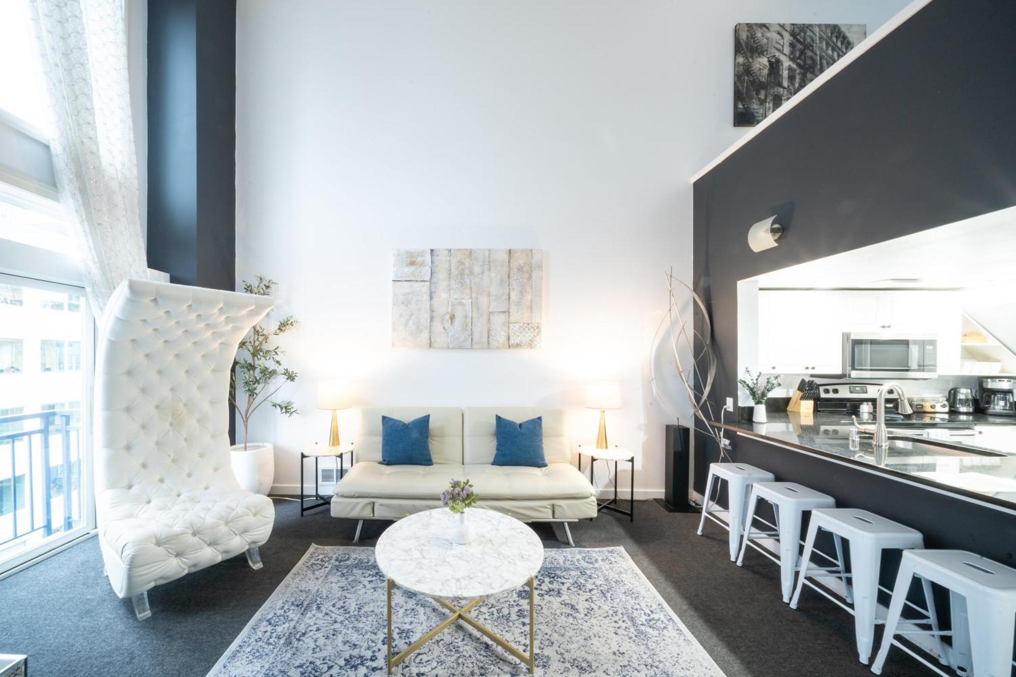 Apartment Space Needle Downtown Modern Story Penthouse *