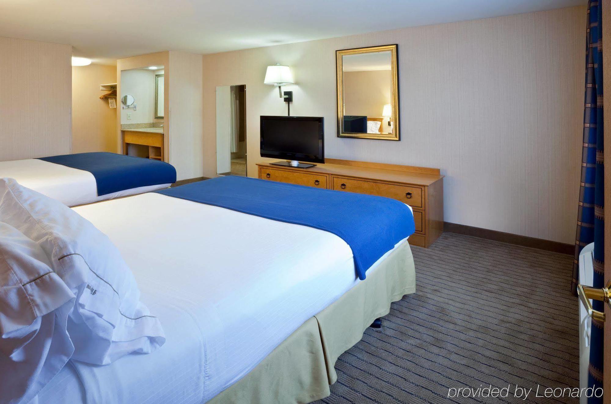 Express & - Center Hotel