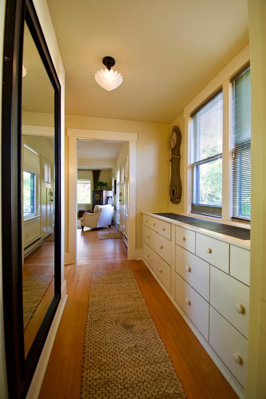 Phinney Ridge Flat With Backyard Oasis Seattle