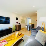 Modern Ballard Townhouse - 92 Walkscore & Rooftop!