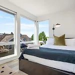 Rooftop Patio With Waterview, Private Garden & Grill 3Br 3Ba- Modern Cityscape