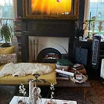 Historic Cap Hill Apartment With Space Needle Views