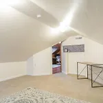 Large Funky 2 Or 3 Bedroom Unit In Prime Location