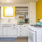 Large Funky 2 Or 3 Bedroom Unit In Prime Location