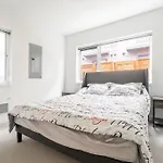 Elegant Townhome In Green Lake