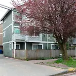 Snug Suite Near Greenlake!