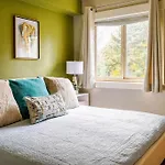 Colorful Downtown Condo, 2 Bedrooms, King Bed