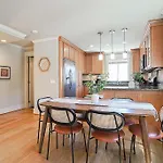 Exquisite Central Townhome With Spacious Loft And Gourmet Kitchen