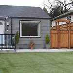Cozy Crown Hill Carkeek Cottage W/3 Beds, Full Kitchen & Backyard In North Seattle