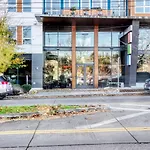 Ballard Studio W Bbq Wd Nr Shops Sea-647