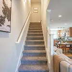 Exquisite Central Townhome With Spacious Loft And Gourmet Kitchen