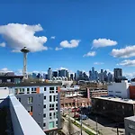 Queen Anne Abode - 1 Block From Cpa! - Free Parking!