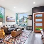 Stylish Townhouse Near Seattle Attractions