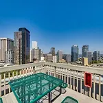 Vibrant Downtown, King Bed, Work Desk & Kitchen