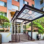 Vibrant Downtown, King Bed, Work Desk & Kitchen