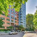 Vibrant Downtown, King Bed, Work Desk & Kitchen