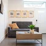 Explore Seattle Free Parking & Walk To Light Rail - New Listing & Abnb Superhost