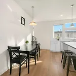 Elegant Luxurious Townhouse In Seattle