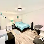 Private Room With Shared Bathroom With Another Unit, 10 Minutes Walk To University Of Washington