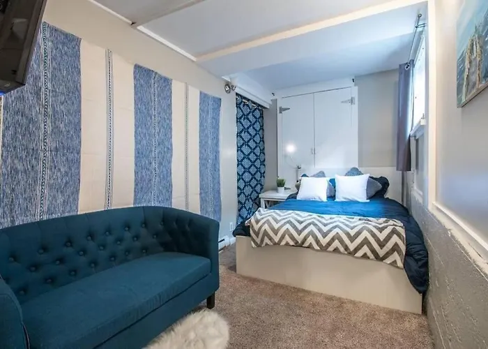 Central 2 Bedroom Unit With 3 Beds And 3 Large Tvs