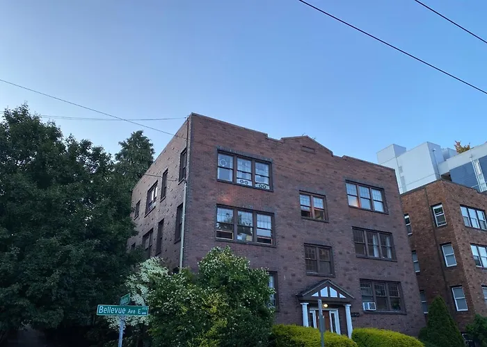 Historic Cap Hill Apartment With Space Needle Views