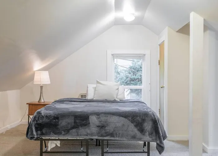 Large Funky 2 Or 3 Bedroom Unit In Prime Location