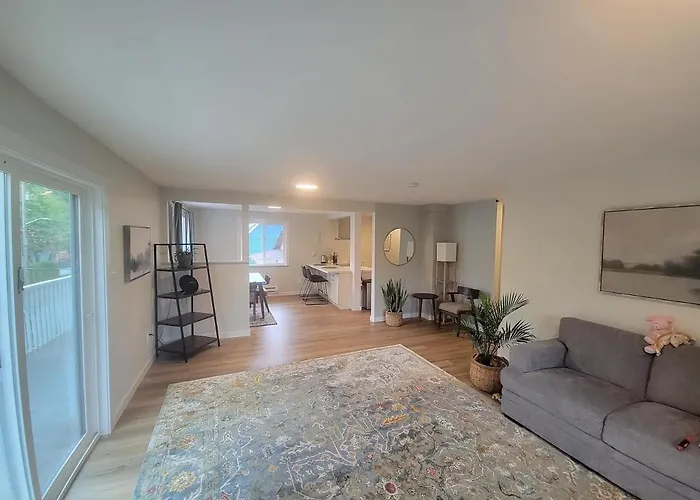 Fresh Top Floor Apartment W/ Balcony