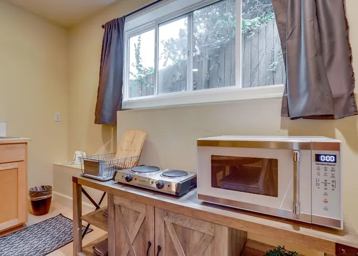 Airy Seattle Apartment About 7 Mi To Downtown!