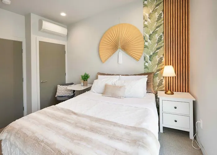 Newly Modern 2B2B Home Near Seatac - Golf Course