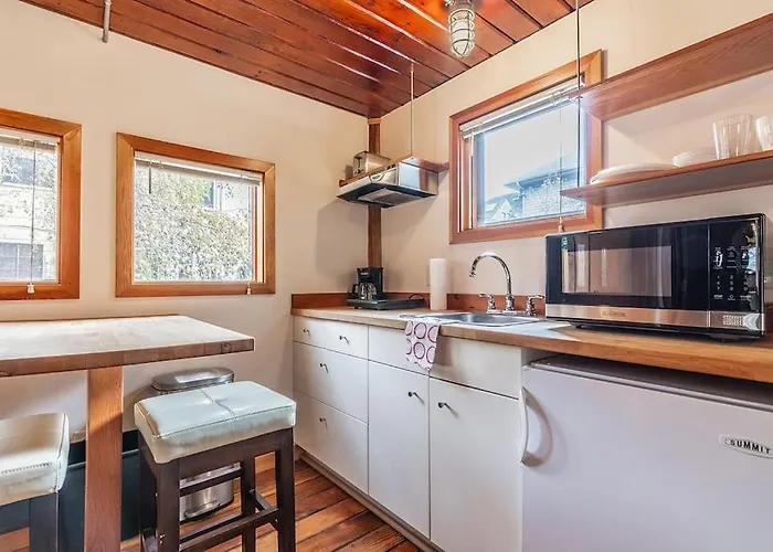 Charming Two-Level Retreat In Capitol Hill - Foxglove Inn