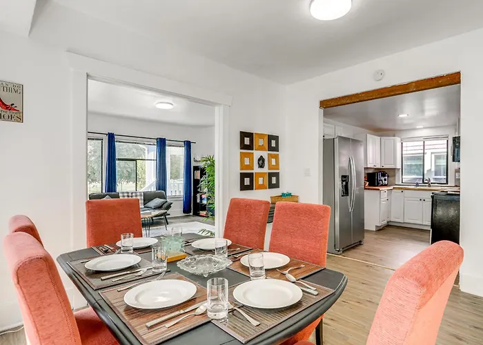 Family-Friendly Seattle Home In Green Lake!