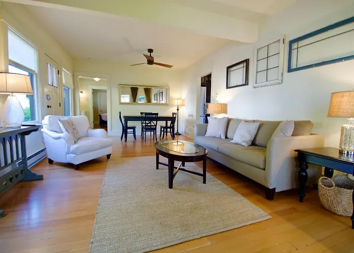 Phinney Ridge Flat With Backyard Oasis