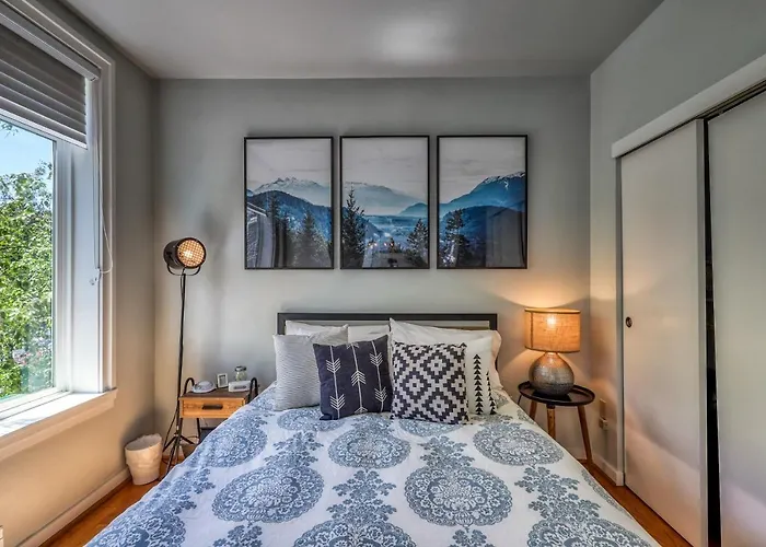 Belltown Court South