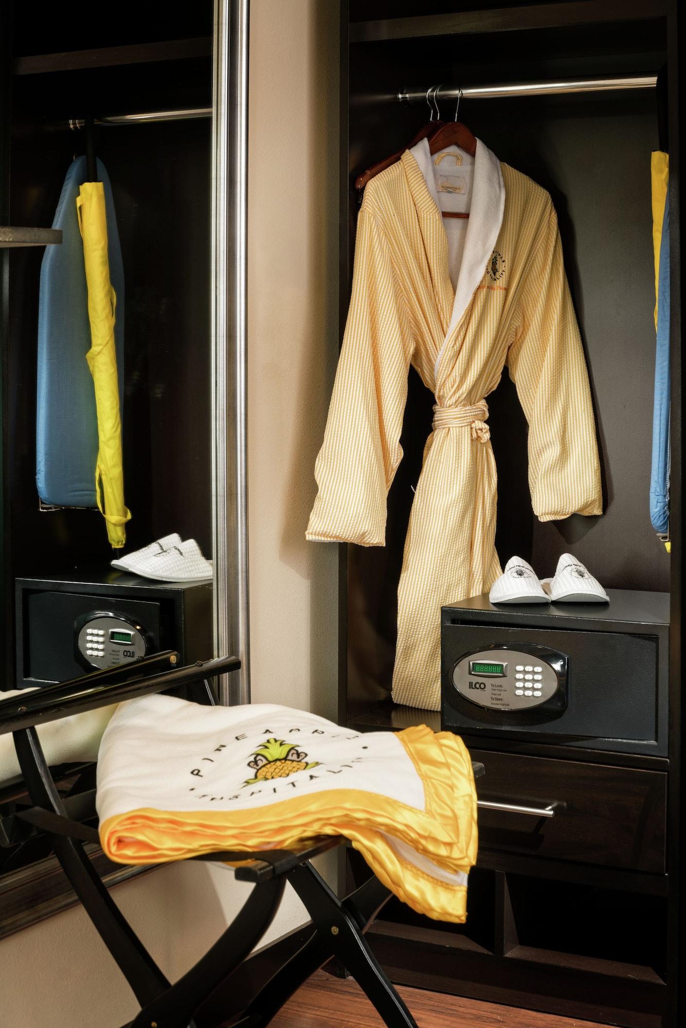 Staypineapple, The Maxwell Hotel, Center Hotel Seattle