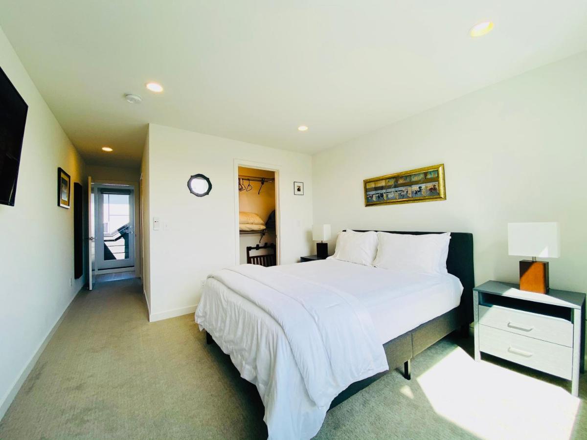Modern Ballard Townhouse - 92 Walkscore & Rooftop!
