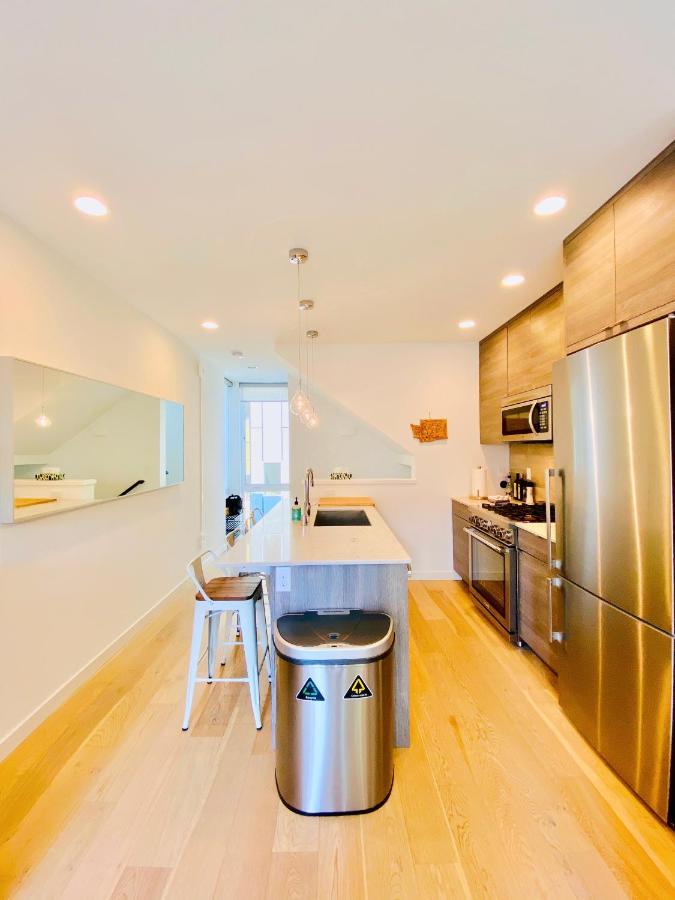 Modern Ballard Townhouse - 92 Walkscore & Rooftop! Apartment