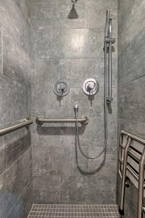 Sleek 5 Min To Downtown Ballard! Apartment