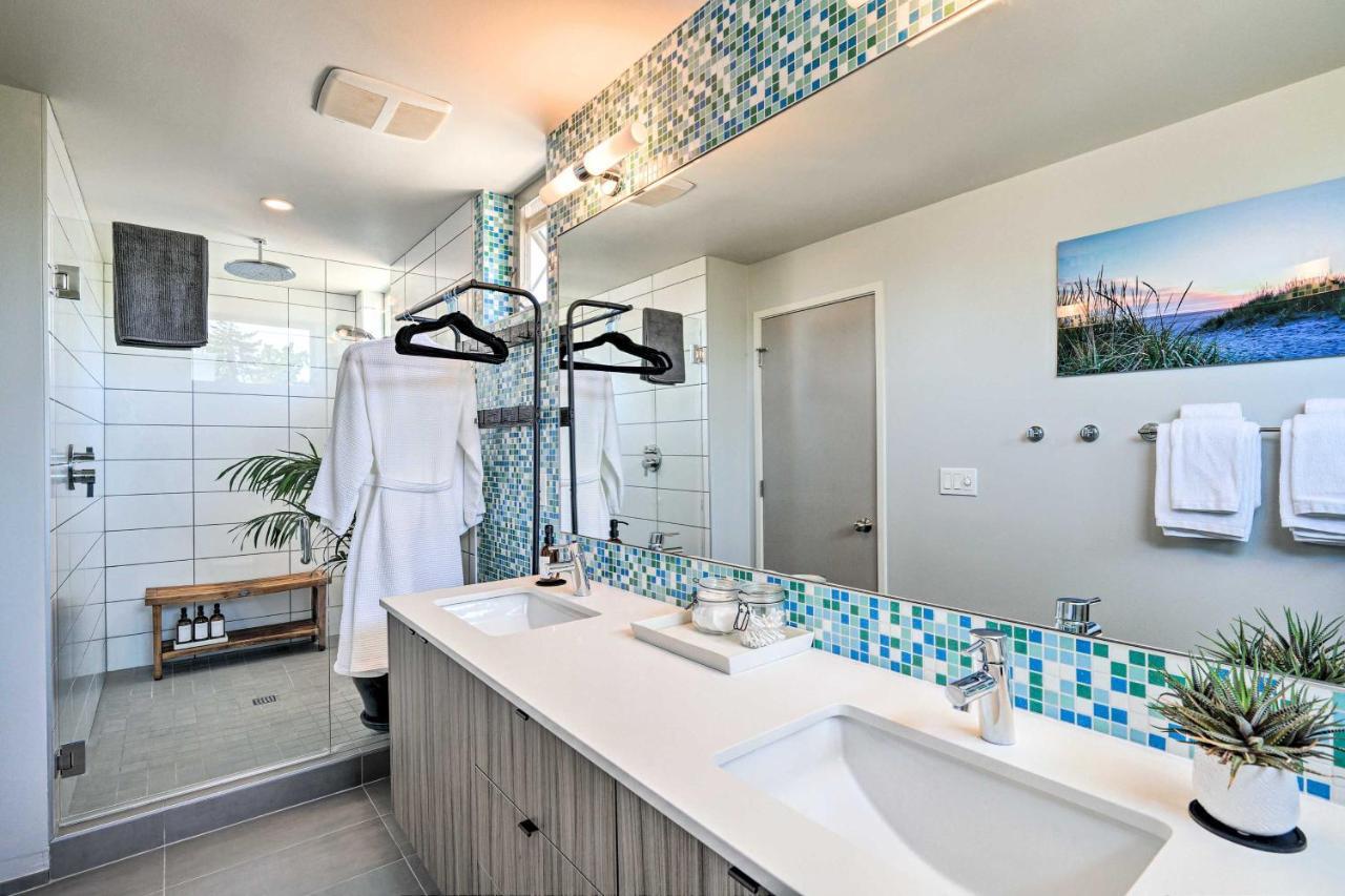 Retreat With Canal And Mountain Rooftop Views! * Seattle