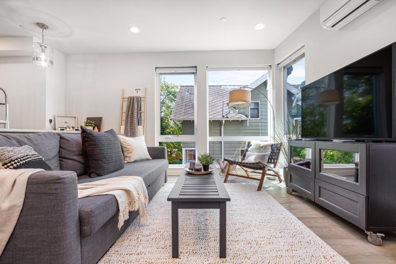 Rooftop Patio With Waterview, Private Garden & Grill 3br 3ba- Modern Cityscape *