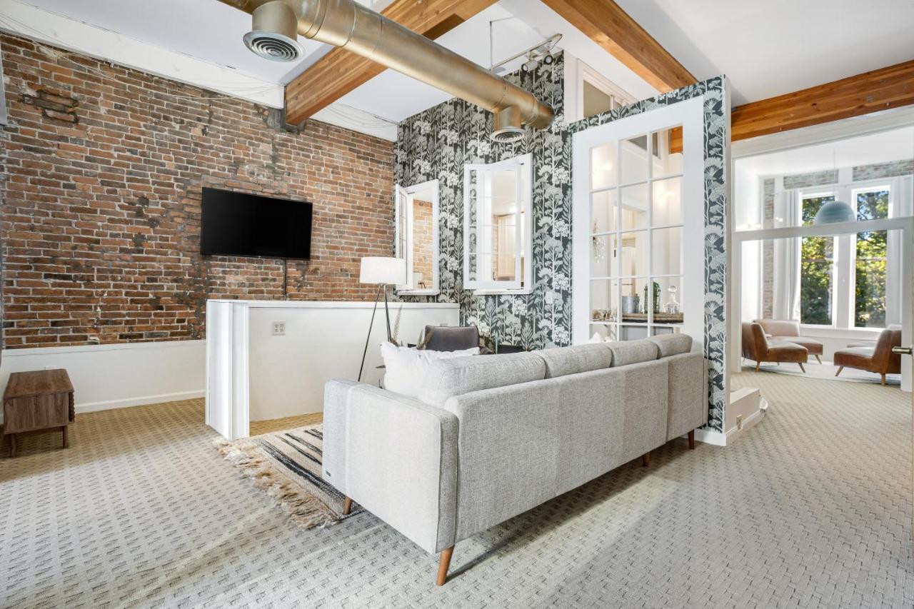 Apartment Opulence At The Square *