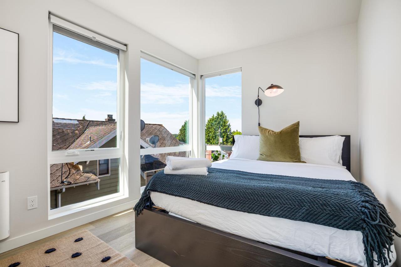 Rooftop Patio With Waterview, Private Garden & Grill 3br 3ba- Modern Cityscape *