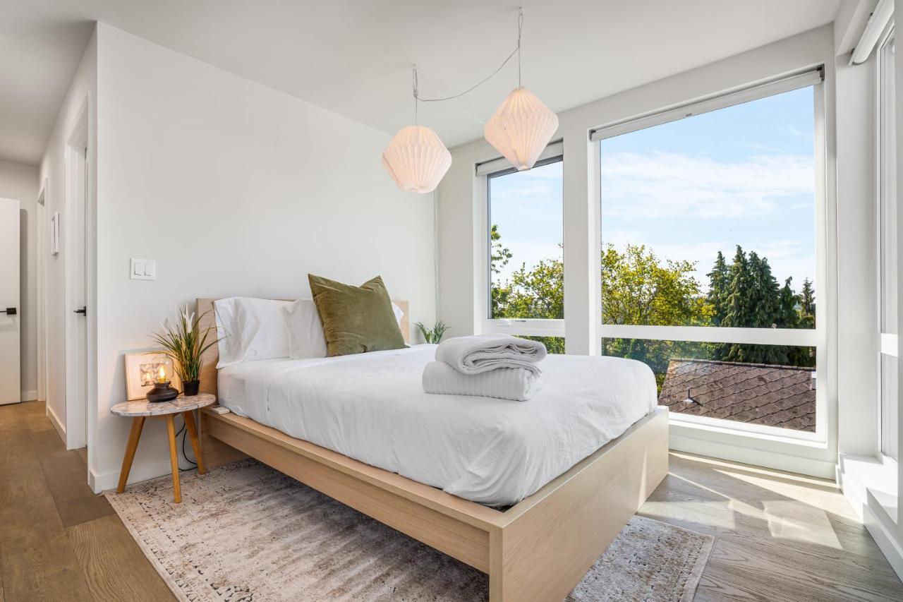 Holiday home Rooftop Patio With Waterview, Private Garden & Grill 3br 3ba- Modern Cityscape