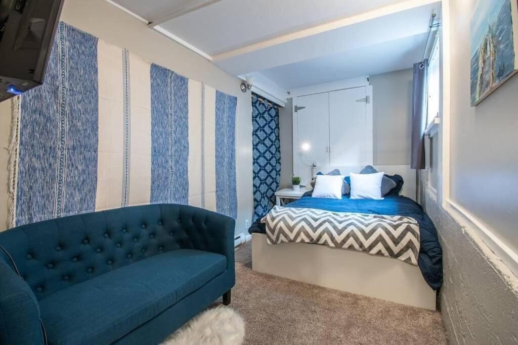 2 Bedroom Unit With 3 Beds And 3 Large Tvs Seattle