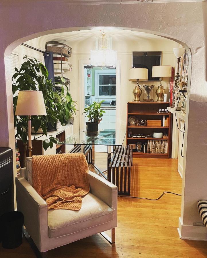 Historic Cap Hill Apartment With Space Needle Views