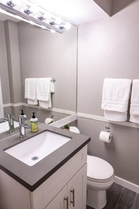 2br Downtown Convention Center Near Attractions Apartment *