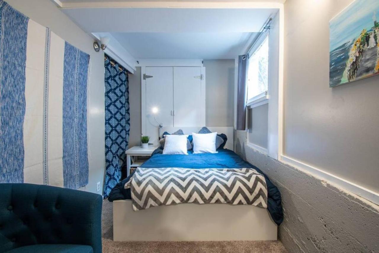 2 Bedroom Unit With 3 Beds And 3 Large Tvs Seattle